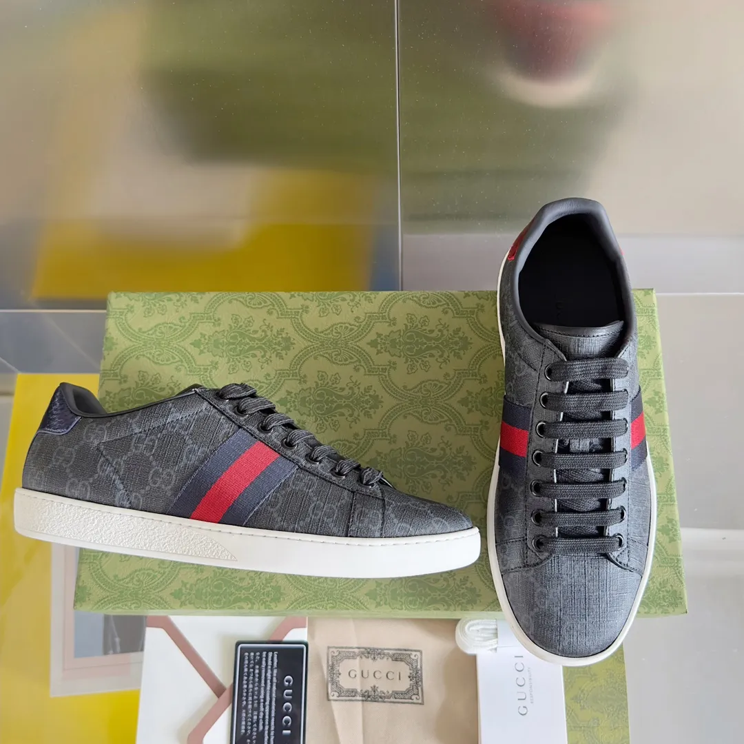 👟👟Ex-factory price 540👟👟 Men's size +10 Top version: Gucci G family classic Ace series Embroidery Little Bee White Shoes Couple Style Ribbon Love Casual Sports Shoes Sneakers Original Purchase Development Production This brand's classic low-top sports shoes interweave golden embroidered bees with red and green webbing. The bee is a classic element of the brand. It appeared in the Gucci ready-to-wear series in the 1970s. Exquisite packaging at the delivery counter🛍📦 ▪️Fabrics: Original custom imported first-layer cowhide ▪️Foots: Original custom cowhide lining ▪️Sole: Original open-molded rubber non-slip material ▪️Sole thickness: 2.5CM ▪️Size: Women's 34-41 (customized 34/41) ▪️Size: Men's 38-46 (38/46 customized)